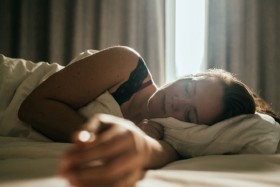 النوم ساعات طويلة قد يخفي اضطرابات خطيرة