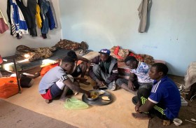 بين البر والبحر.. تضيع أحلام المهاجرين العالقين في ليبيا 