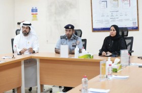 وفد جائزة خليفة التربوية يطلع على مشروع «كلنا شرطة»