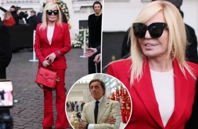 فيرساتشي تحضر حفل تأبين غارافاني ببدلة حمراء تكريماً لذكراه