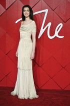 الممثلة الأمريكية آن هاثاواي لدى وصولها إلى حفل توزيع جوائز الموضة لعام 2023 في لندن. (ا ف ب) 