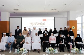 الرئيس الأعلى لجامعة الإمارات يلتقي بالطلبة الفائزين في الفصل الدراسي الثاني 2021 - 2022 م