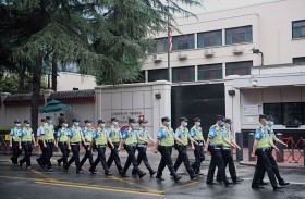 إجراءات أمن مشددة خارج قنصلية أمريكا في تشنغدو 