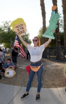 ستيفاني كينسلي من نيفادا خلال احتجاجها على تمرير مشروع قانون التصويت بالبريد خلال مظاهرة للحزب الجمهوري في نيفادا لاس فيغاس. ا ف ب