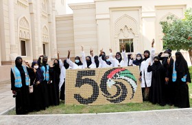 طالبات الجامعة القاسمية يبدعن في تنفيذ لوحة فسيفسائية