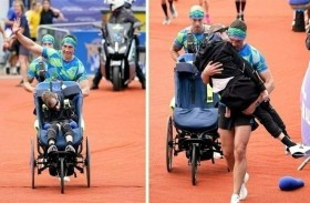 عدّاء يتحول إلى بطل بموقف إنساني