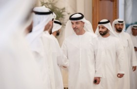 هزاع بن زايد يستقبل الشيوخ والمسؤولين والمواطنين في برزة قصر المقام في منطقة العين