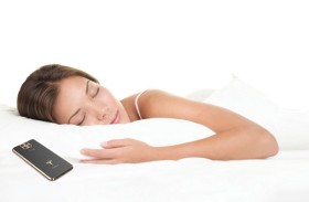 أطباء يحسمون حقيقة أخطر خرافة حول النوم بجوار الهاتف