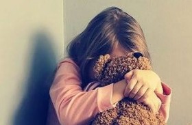 يضرب طفلته حتى الموت لاتساخ ملابسها 