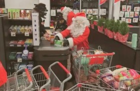 لصوص يسرقون متجراً بزي بابا نويل