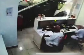 مركبة تقتحم مختبراً طبياً 