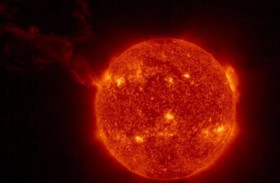 انفجار ضخم يشكل واديا من النار على الشمس