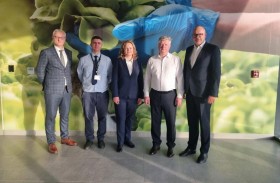 وزير الزراعة الليتواني يقوم بجولة في مزرعة بستانيكا بدبي