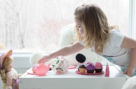 الدّمى أم الأجهزة اللوحية.. أيهما يعلم الأطفال فهم المشاعر؟