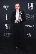 سارة سنووك، الفائزة بجائزة أفضل ممثلة في مسلسل قصير أو فيلم تلفزيوني عن دورها في مسلسل  «كل خطأها» خلال حفل توزيع جوائز اختيار النقاد السنوي في كاليفورنيا. رويترز 