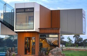 يبنيان منزلاً فاخراً بالكامل  من حاويات الشحن