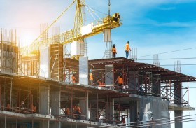 بلدية أبوظبي تنظم ورشة عمل للتوعية بالإجهاد الحراري لعمال البناء وقانون حظر العمل وقت الظهيرة