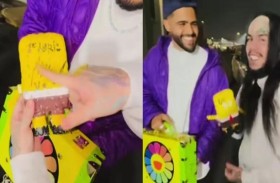 مغني راب يستعرض دمية موقعة من مادورو