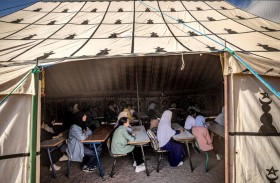 تلاميذ يحاولون نسيان فاجعة زلزال المغرب تحت خيامٍ تحولت إلى مدرسة 