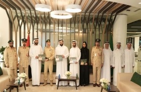 عبد الله المري يهدي أنجال المرحوم اللواء السلال الفلاسي كتاباً يوثق بصمته وإنجازاته 