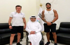 أسرع رجل في العالم يتدرب بمضمار نادي دبي لأصحاب الهمم