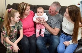 تنجب طفلتها بعد 18 إجهاضاً