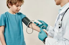 دراسة تصدم الآباء.. تلوث الهواء يرفع ضغط دم طفلك ويهدد قلبه