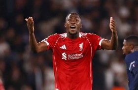 كوناتيه غاضب من عدم احتساب ركلة جزاء لليفربول