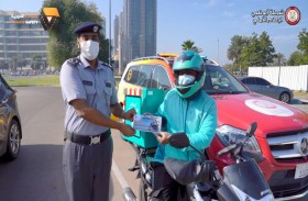 دورية السعادة بشرطة أبوظبي تعزز الالتزام بقواعد المرور والإجراءات الاحترازية