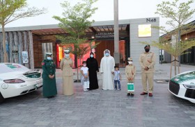 شرطة دبي تحقق أمنية طفل في أن يكون شرطياً ويتجول في دورية فارهة