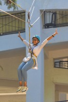 شابة تنزلق إلى أرضية ملعب كانتيرافا الخارجي كجزء من برنامج أقيم بمناسبة اليوم العالمي للمرأة في بنغالور بالهند ا ف ب