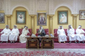 حاكم الشارقة يقدم واجب العزاء في وفاة الشيخ سلطان بن خالد بن محمد القاسمي