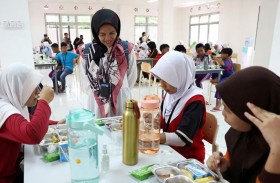 تسمم جماعي يطال 1000 طالب في مدارس إندونيسيا