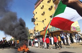 الأمن السوداني يفرق تظاهرات في شارع القصر الجمهوري بالغاز المسيل