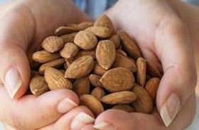 اللوز يحسن امتصاص الأمعاء للمغذيات