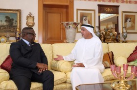 سلطان بن خليفة يستقبل رئيس سيراليون