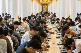 جامع الشيخ زايد الكبير في سولو يقدم 12 ألف وجبة يومياً للصائمين بالتعاون مع مؤسسة  «زايد الإنسانية»