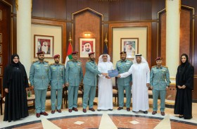 سيف بن زايد يطلع على شهادة عالمية حصلت عليها وزارة الداخلية
