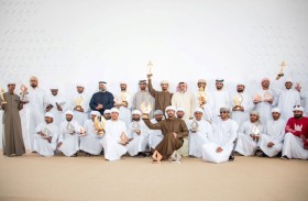 تتويج أصحاب المراكز الأولى لمنافسات الشيوخ  في ختام بطولة فزاع للصيد بالصقور