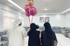 بلمسة إنسانية.. أسرة إماراتية تحتضن  الطفـل الرابـع عبـر اجتماعيـة الشـارقة