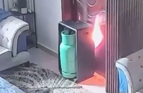 لحظة اشتعال النار في منزل بسبب خطأ 