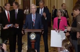 زعيم الجمهوريين بـ الشيوخ.. تجمّد في مؤتمر صحفي