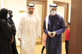 عبدالله الشرقي يطلع على المناهج التعليمية في أكاديمية الفجيرة للفنون الجميلة