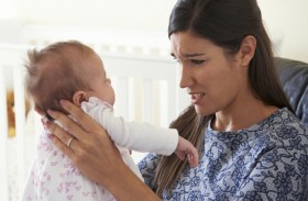 هز الرضيع بعنف قد يسبّب نزيفاً بدماغه