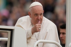 أجهش بالبكاء.. بابا الفاتيكان ينهار في صلاة من أجل أوكرانيا