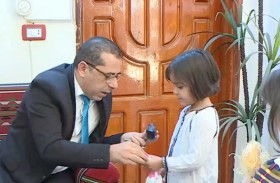 بحبر الانتخابات.. يقدم العيديات لأبنائه تحقيقا للنزاهة