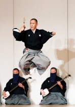 ممثل كابوكي الياباني إيبيزو إيتشيكاوا يؤدي أداء «سانباسو» خلال حفل بمناسبة مرور 100 يوم على افتتاح دورة الألعاب البارالمبية طوكيو 2020.    رويترز