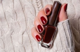 الكرزي الداكن يزين أظافرك في الخريف