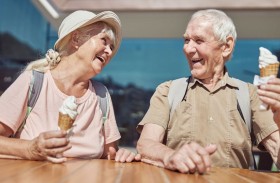 طبيبة تحذر كبار السن من خطورة تناول الآيس كريم