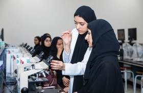 كلية الطب والعلوم الصحية تستضيف عدداً من طالبات المدارس الثانوية في تجربة اليوم الدراسي لطالب الطب